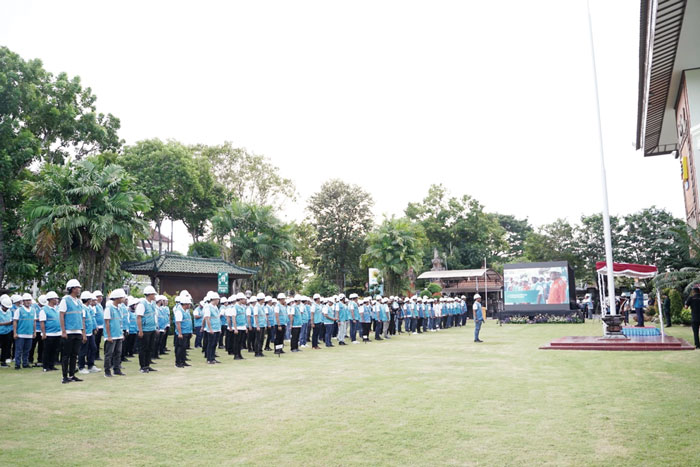 Suasana Apel Siaga Kelistrikan jelang penyelenggaraan Konferensi Tingkat Tinggi World Water Forum (KTT WWF) ke&ndash;10 yang digelar di halaman kantor PLN Unit Induk Distribusi (UID) Bali, Jumat (17/5/2024