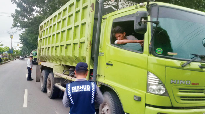 Petugas Dishub Riau memeriksa truk saat Gakkum Penumbar di Kabuapten Kuansing, Rabu (22/5/2024).