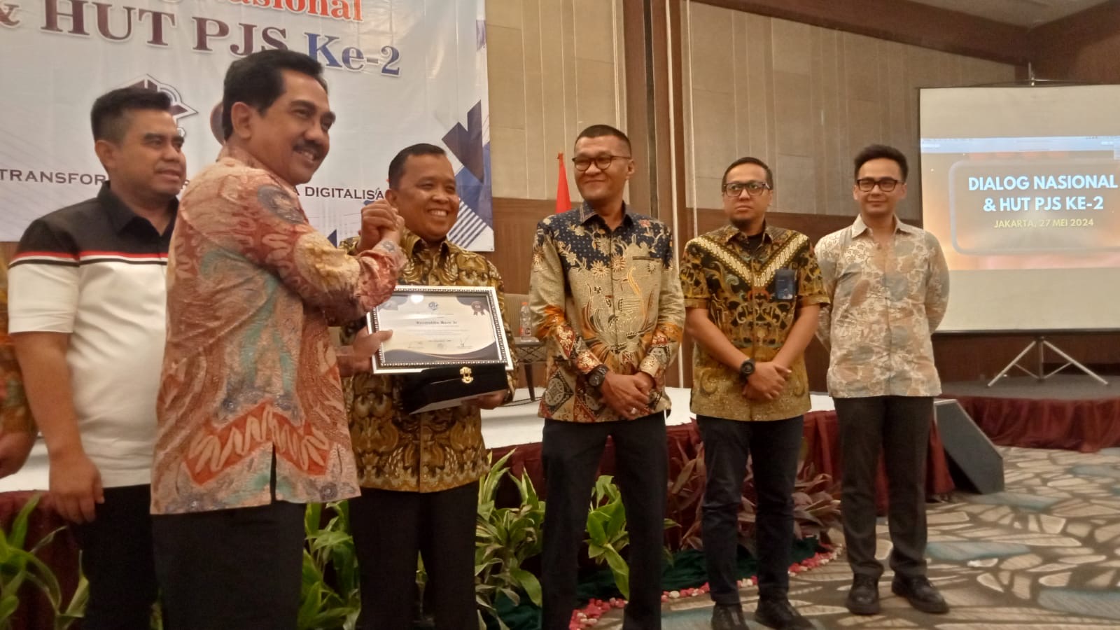 Penghargaan diserahkan Staf Ahli Menteri Kominfo Bidang Komunikasi dan Media Massa, Widodo Muktiyo sempena HUT PJS) yang ke-2. Kegiatan berlangsung di Hotel Acacia Kramat Jakarta.
