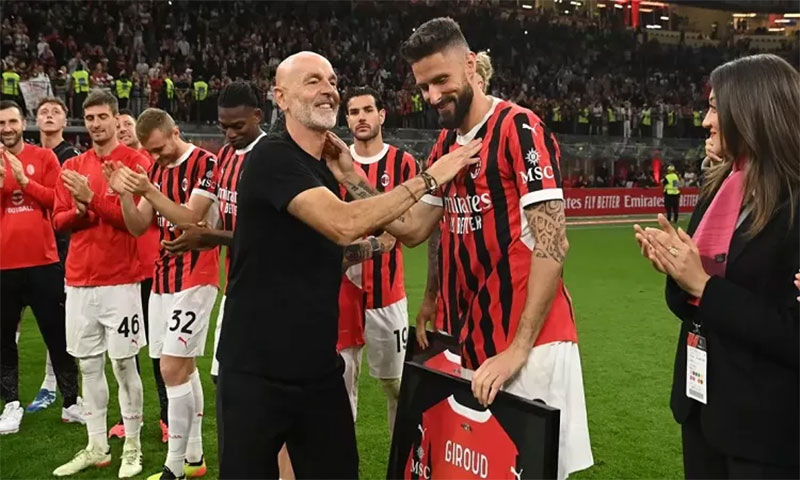 Para penggemar Milan mengucapkan selamat tinggal kepada pelatih Stefano Pioli dan striker Olivier Giroud.