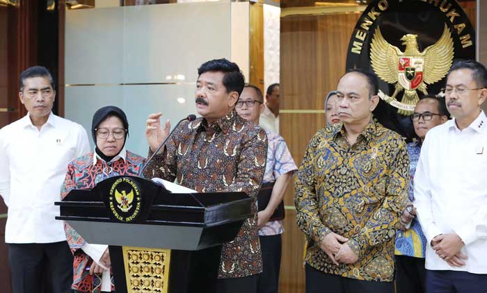 Menkopolhukam Hadi Tjahjanto bersama sejumlah menteri dan pejabat memberikan keterangan pers usai rapat terkait penanganan Pornografi Online di Kantor Kemenkopolhukam, Jakarta, Kamis (18/4/2024).