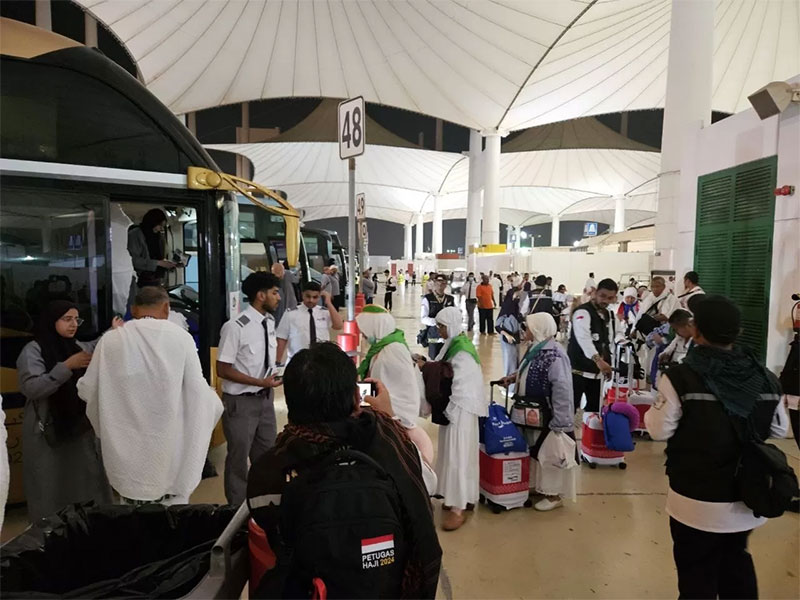 Rombongan jemaah calon haji Indonesia yang berangkat pertama pada penerbangan gelombang kedua tiba di Bandara King Abdul Aziz (KAA) Jeddah, Jumat (24/5/2024) pagi.