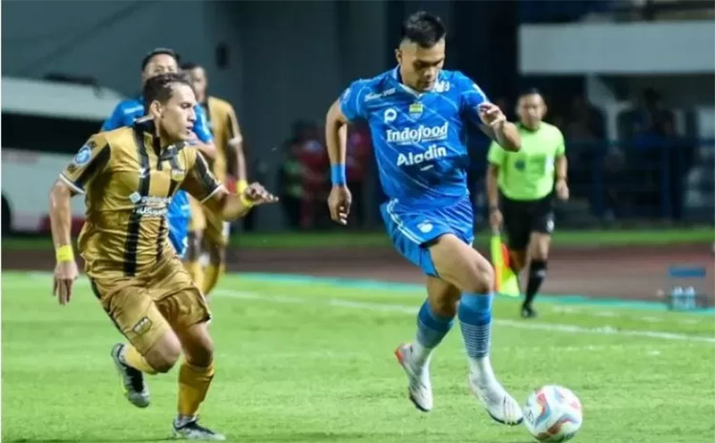 Rachmat Irianto (kanan) berpeluang jadi juara Liga 1 bersama Persib Bandung yang membuat dia bakal lepas dari bayang-bayang sang ayah, Bejo Sugiantoro.