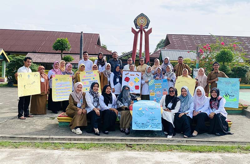 Para peserta workshop memperlihatkan hasil kerja kelompok dalam membuat kesepakatan atau keyakinan kelas, baru-baru ini.