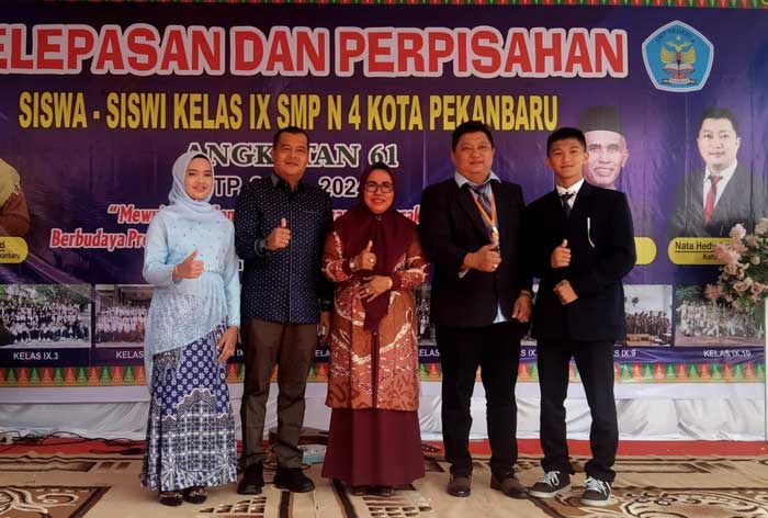 Sekertaris Dinas Pendidikan Kota Pekanbaru Dr Irvan Maidelis Spd MM (dua kiri) didampingi Kepala sekolah SMPN 4 Pekanbaru, Dr Rukiah M Pd (tengah) foto bersama, Ahad (26/5/2024).