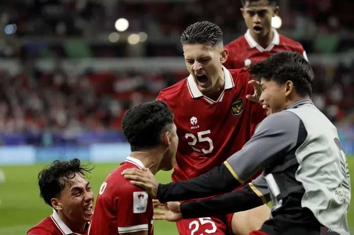 Gelandang Indonesia #07 Marselino Ferdinan (tengah) merayakan bersama rekan satu timnya setelah mencetak gol pertama timnya pada pertandingan sepak bola Grup D Piala Asia AFC Qatar 2023.