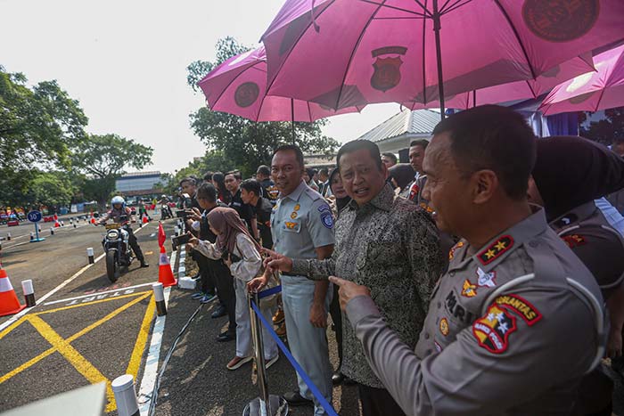 Kepala Korps Lalu Lintas Polri Irjen Polisi Aan Suhanan, Ketua Umum Pengurus Pusat Ikatan Motor Indonesia,dan Direktur Utama PT Jasa Raharja melihat simulasi ujian praktik SIM C1