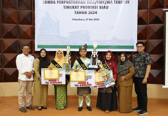 Perwakilan Perpustakaan Mutiara Ilmu SMK Negeri 6 Pekanbaru  didampingi perwakilan Perpustakaan Aksara SMA Negeri 1 Tembilahan dan perwakilan  Perpustakaan Ki Hajar Dewantara SMA Negeri