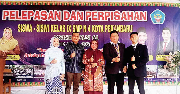 Sekretaris Dinas Pendidikan Kota Pekanbaru Dr Irvan Maidelis, Kepala SMPN 4 Pekanbaru Dr Rukiah MPd, dan Ketua Panitia Nata Hedy Nyo foto bersama saat perpisahan siswa kelas IX, Ahad (26/5/2024)