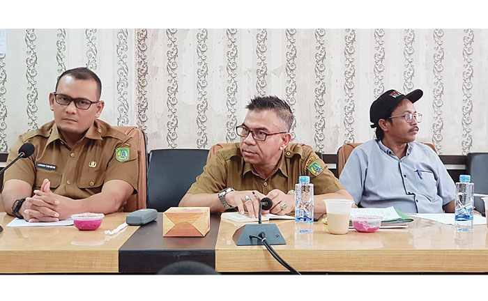 Sekwan DPRD Rohil H Sarman Syahroni ST MIP (kiri) mengikuti rapat konsultasi di ruangan Banmus DPRD Rohil di Bagansiapiapi, Senin (27/5/2024).