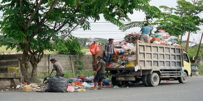 Petugas&nbsp;mengangkut&nbsp;sampah&nbsp;yang menumpuk di pinggir Jalan Paus, Senin (27/5/2024).  Untuk menciptakan Kota Pekanbaru bersih, DLHK Pekanbaru rencanakan penambahan jumlah angkutan sampah.