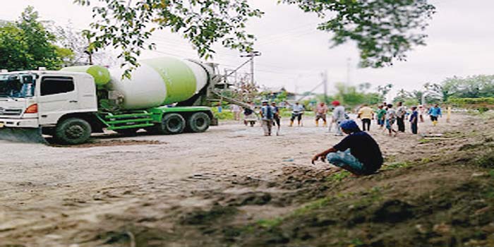 Masyarakat bersama petugas Kelurahan Pematang Pudu memperbaiki jalan berlubang dengan cara menimbun sementara menggunakan coran beton, Ahad (26/5/2024).