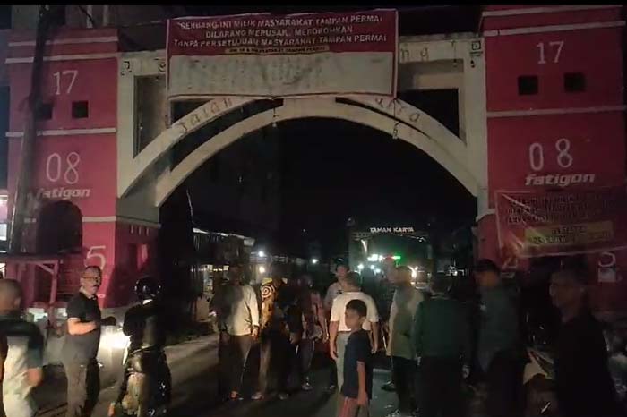 Aksi warga Taman Karya menolak pembongkaran gapura Taman Karya.