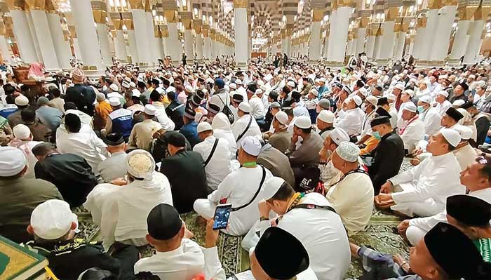 Jamaah haji Indonesia mengikuti pengajian rutin berbahasa Indonesia yang disampaikan Ustad Ariful bahri di dalam Masjid Nabawi, Madinah, setelah salat Magrib