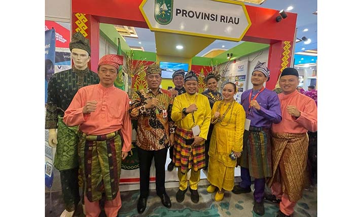 Penjabat Gubernur Riau SF Hariyanto yang diwakili Kepala Diskominfotik Riau Ikhwan Ridwan, foto bersama saat meninjau stan Pemerintah Provinsi Riau di Expo Pengawasan Intern 2024 Akselerasi Pembanguna