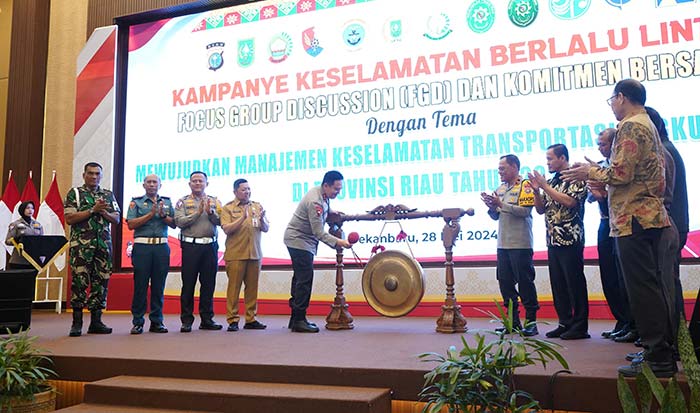 Kapolda Riau Irjen Pol Mohammad Iqbal memukul gong saat membuka Focus Group Discussion (FGD) dengan tema &lsquo;&rsquo;Mewujudkan Manajemen Keselamatan Transportasi Angkutan Umum&rsquo;&rsquo; di Grand Elite Hotel Pekanbaru