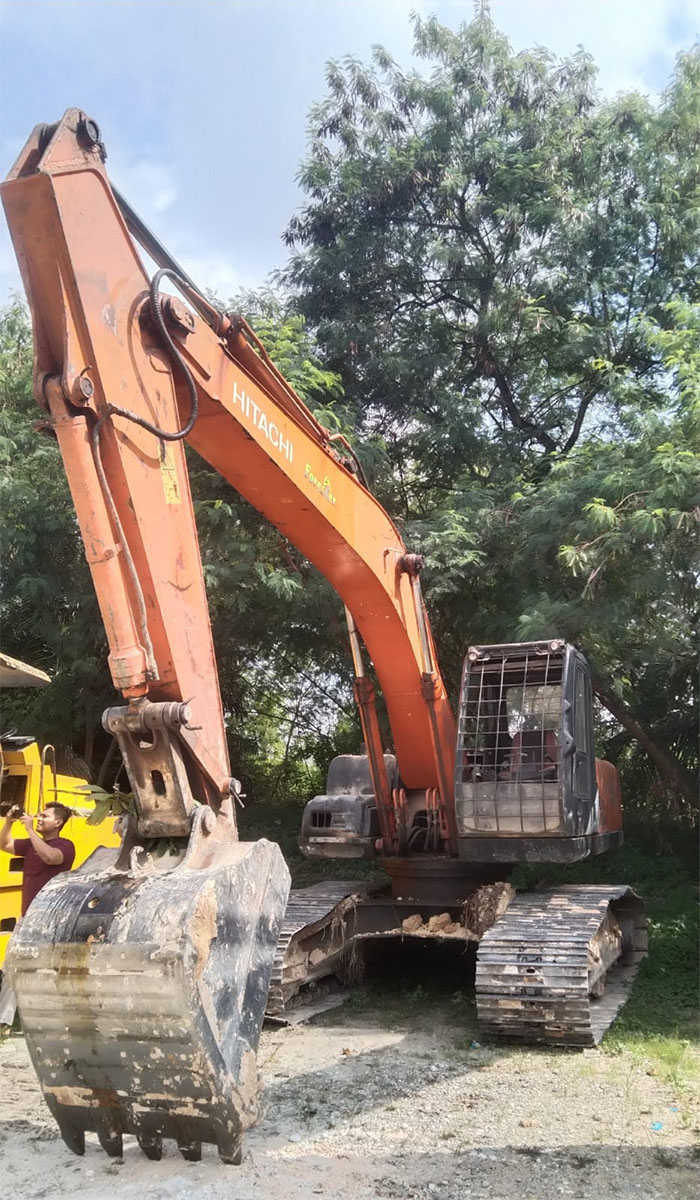 Salah satu barang bukti, eksavator, yang diamankan Polsek Tenayan Raya terkait pengerukan tanah ilegal di Jalan Budi Bhakti, Kelurahan Sialang Sakti, Kecamatan Tenayan Raya.