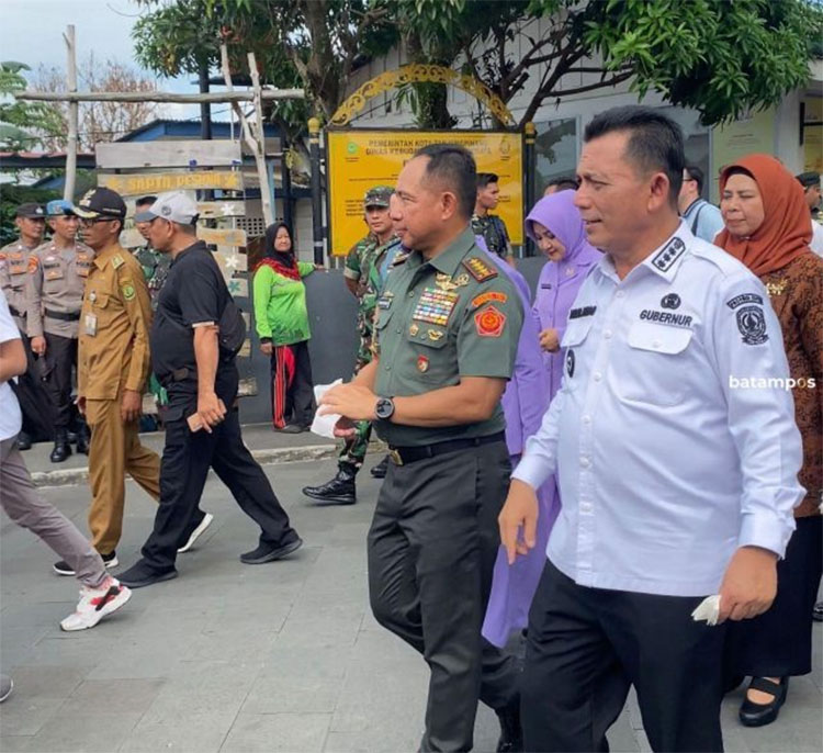 Gubkepri Ansar Ahmad mendampingi Panglima TNI saat berwisata religi ke Pulau Penyengat.