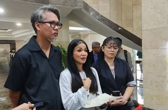 Nirina Zubir dan suaminya, Ernest Cokelat.