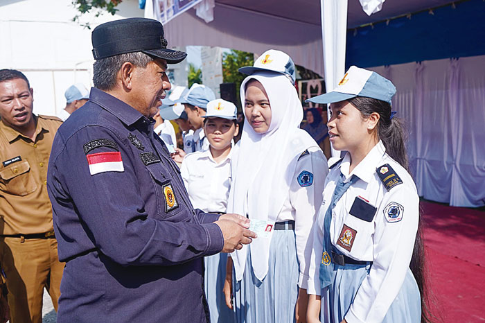 Bupati Siak Alfedri menyerahkan KTP elektronik kepada perwakilan siswa SMKN 1 dan SMAN 1 Minas, Kabupaten Siak, Senin (28/5/2024).