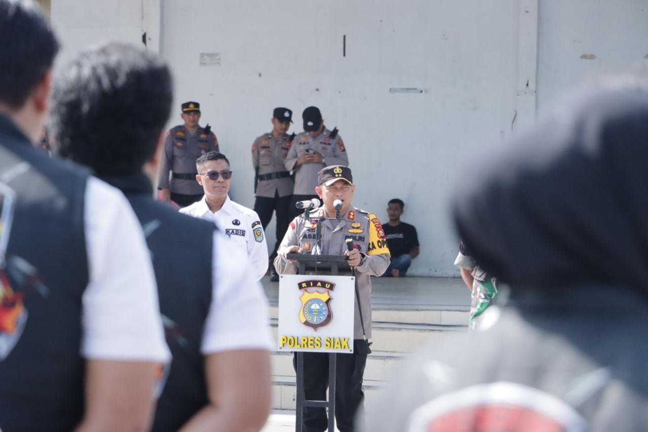 Kapolres Asep Sujarwadi bersama Kadishub Siak Junaidi memimpin apel kesiapan pengamanan kedatangan Presiden Joko Widodo di Lapangan Siak Bermadah Siak, Rabu (29/5/2024).