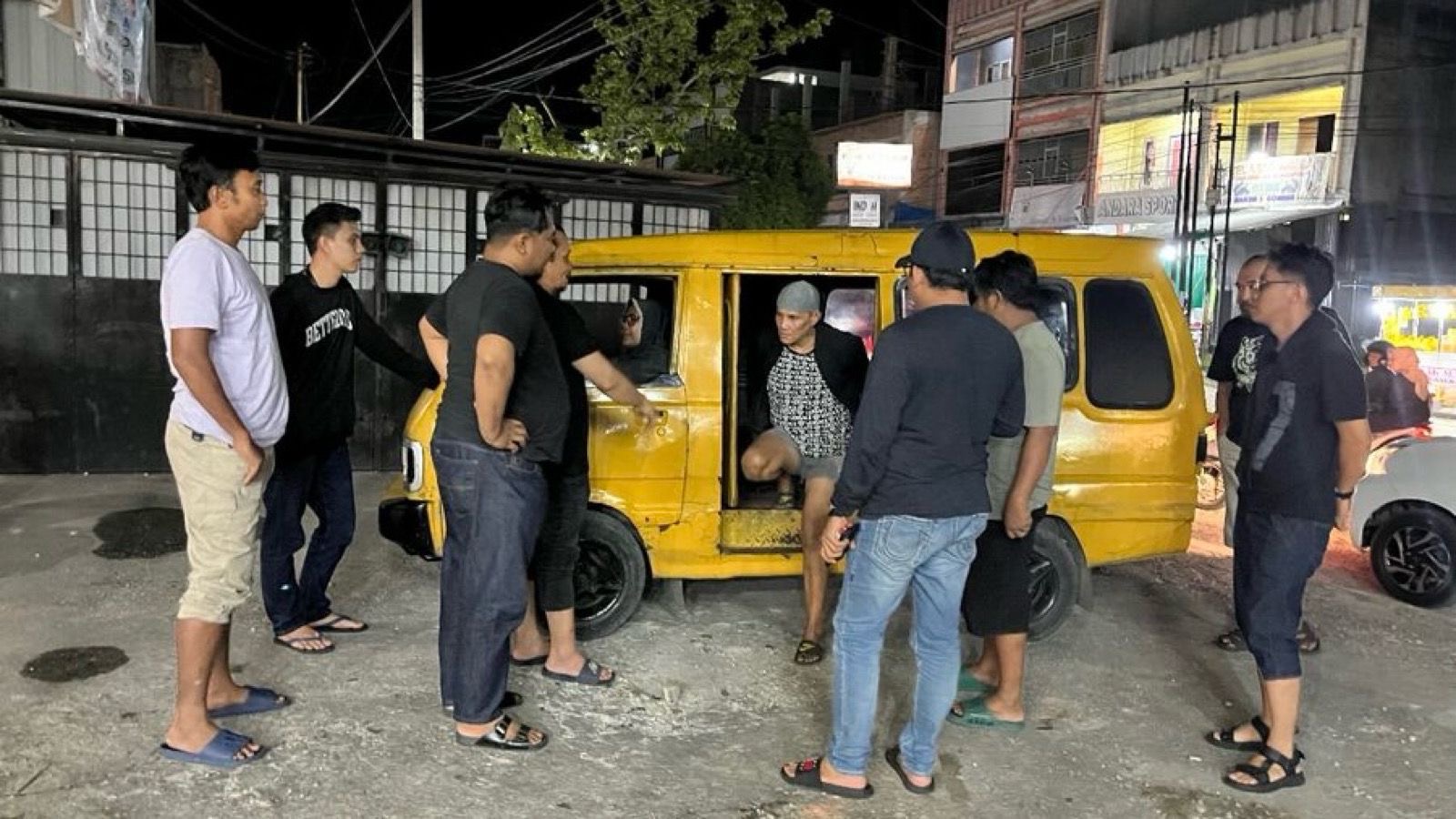 Pelaku penipuan modus hipnotis RM saat diamankan Jatanras Polda Riau.