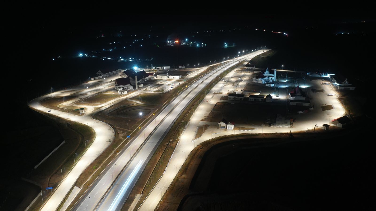 Rest area baru di Jalan Tol Pekanbaru-Dumai terlihat pada malam hari dalam proses penyelesaian pekerjaan oleh pihak Hutama Karya Infrastruktur.