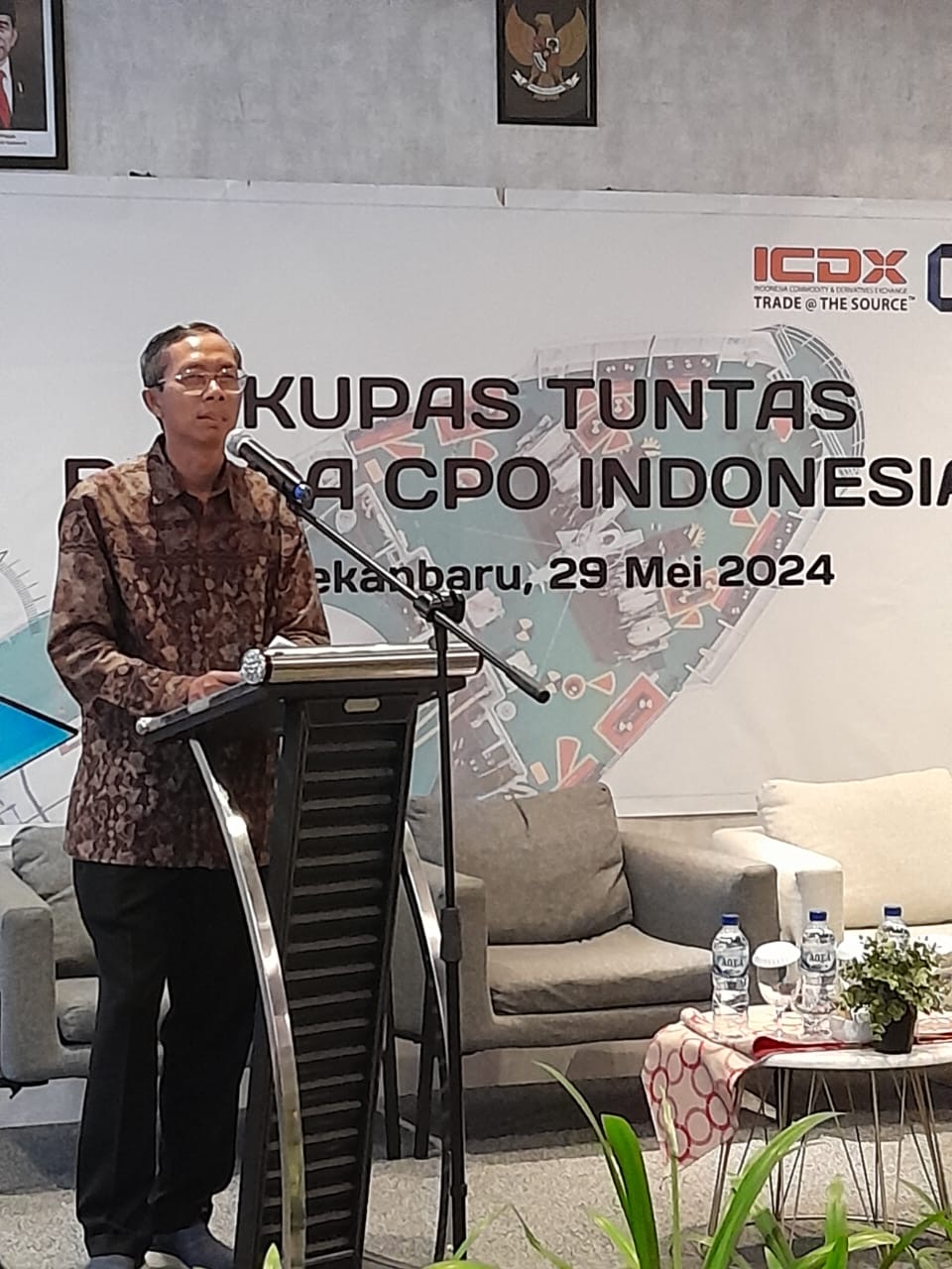 Plt Kepala Bapepti Kasan memberikan sambutan saat sosialisasi bursa CPO di Pekanbaru, Rabu (29/5/2024).