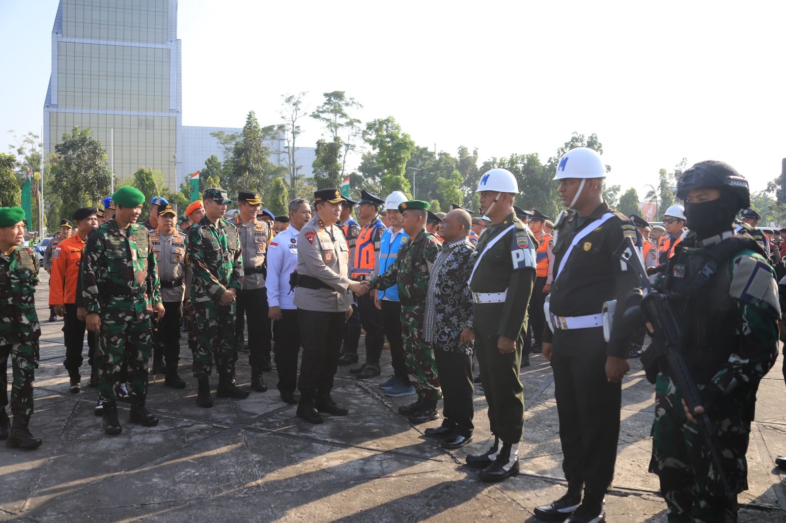 Kapolda Riau Irjen Pol Mohammad Iqbal menyalami personel yang terlibat dalam pengamanan RI 1 saat apel kesiapan di Halaman Kantor Gubernur Riau, Rabu (29/5/2024).