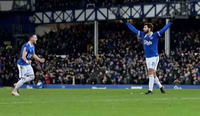 Selebrasi Andre Gomes usai tendangan bebasnya berhasil jebol gawang Crystal Palace.