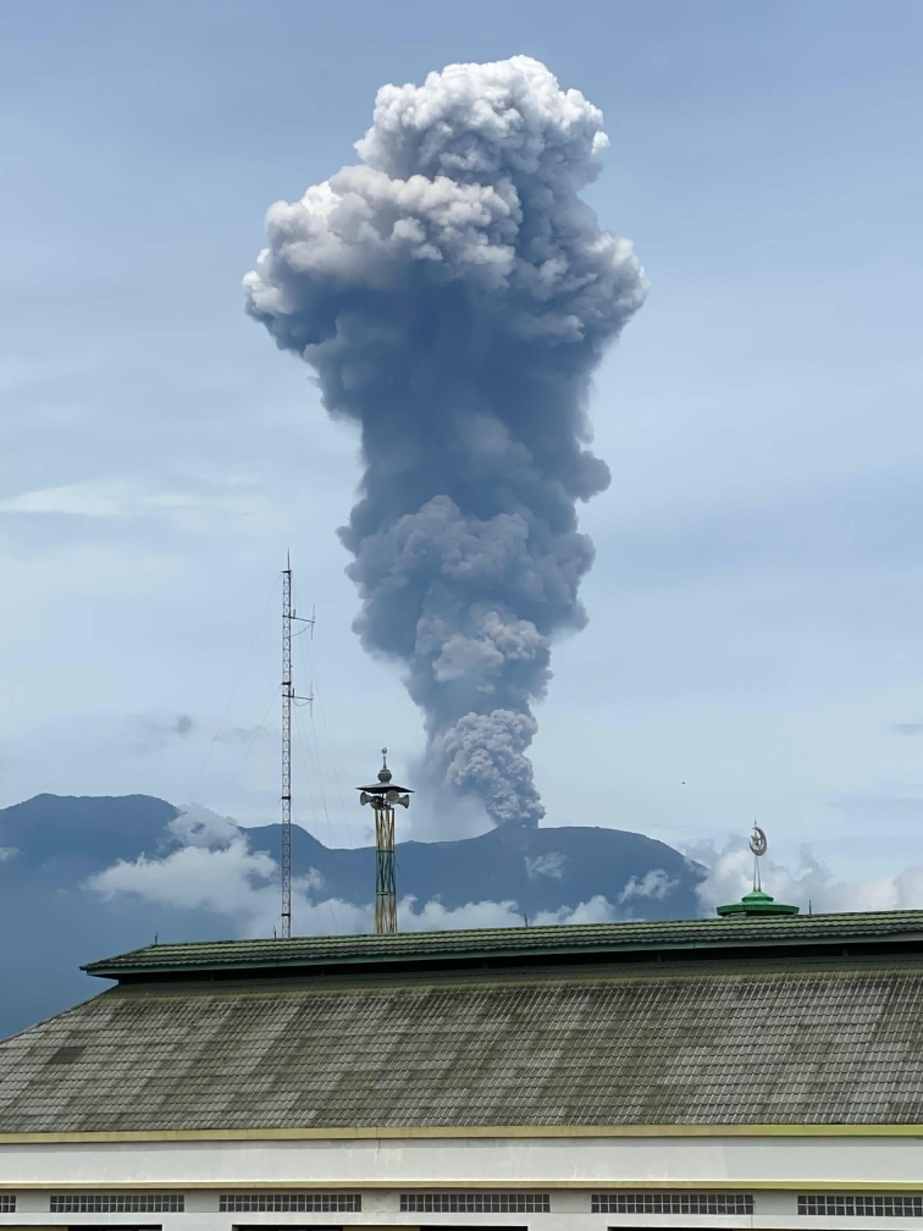 Gunung Marapi erupsi dan melontarkan kolom abu setinggi 2 Km, Kamis (30/5/2024).
