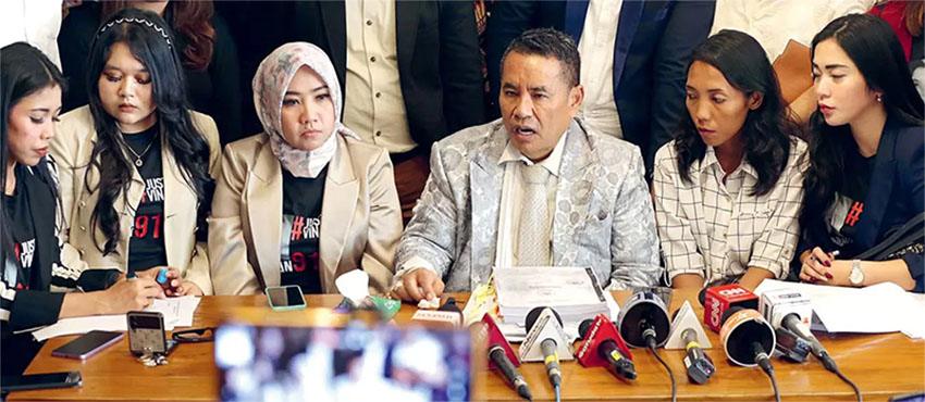 Pengacara Hotman Paris Hutapea (tengah) bersama kakak Vina, Marliana (dua dari kanan) di Jakarta, Rabu (29/5).