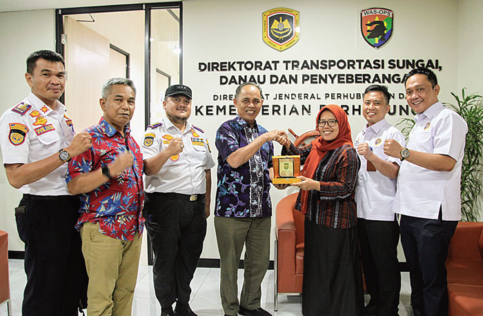 Pj Bupati Inhil H Herman foto bersama dengan Direktorat Transportasi Sungai, Danau, dan Penyeberangan (TSDP) Ditjen Perhubungan Darat, Kementerian Perhubungan di Jakarta, Selasa (28/5/2024) siang.