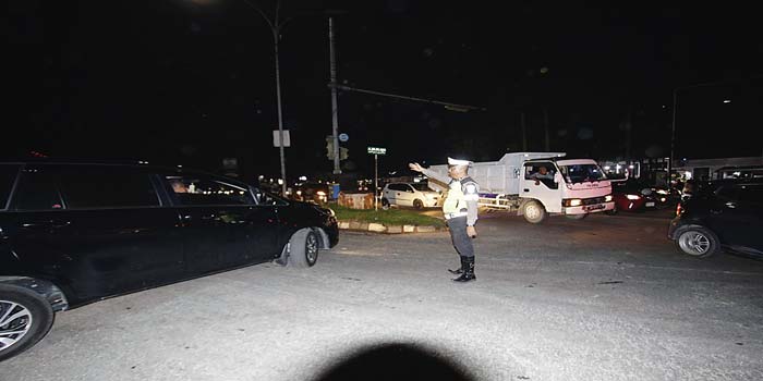 Petugas Satlantas Polresta Pekanbaru mengatur lalu lintas dengan membuat rekayasa lalu lintas di persimpangan Tobek Godang saat terjadi kemacetan parah dampak padamnya APILL, Rabu (29/5/2024) malam.