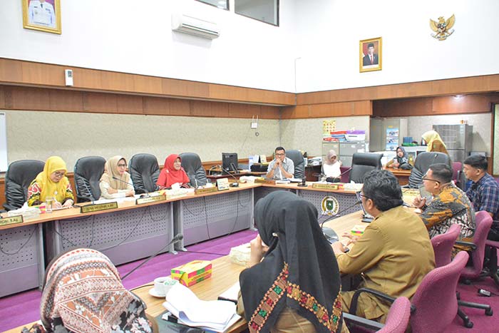 Suasana rapat antara Anggota Panitia khusus (Pansus) Rancangan Peraturan Daerah (Ranperda) tentang Penyelenggaraan Pariwisata Berbudaya Melayu DPRD Provinsi Riau dengan Dinas Kebudayaan Provinsi Riau