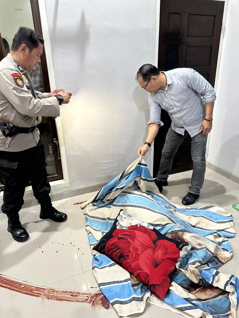 Olah TKP penemuan mayat di Perumahan Mandala Garden, Kelurahan Sialang Munggu, Kecamatan Tuah Madani, Kota Pekanbaru pada Rabu (29/5/2024) malam.