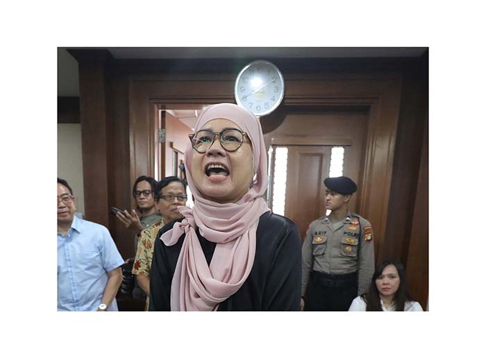 Terdakwa kasus korupsi pengadaan gas alam cair Karen Agustiawan berteriak saat menjalani sidang pembacaan tuntutan di Pengadilan Tipikor, Jakarta, Kamis (30/5/2024).
