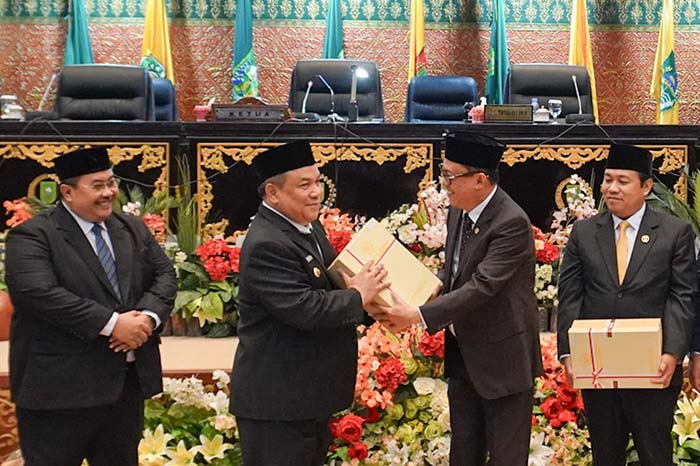 Penjabat Gubernur Riau SF Hariyanto menerima Laporan Hasil Pemeriksaan Badan Pemeriksa Keuangan RI Tahun Anggaran  2023 yang mendapat predikat WTP di Gedung Paripurna DPRD Riau, Kamis (30/5/2024).