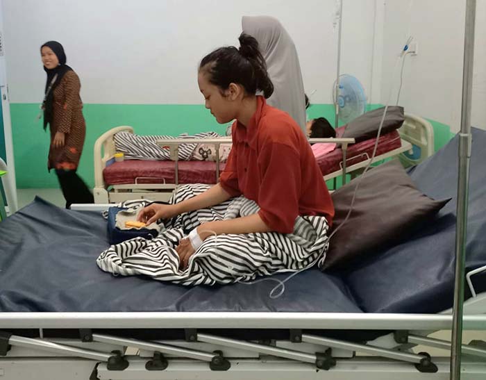 Murid SDN 05 Dwi Tunggal, Kecamatan Rangsang, Kepulauan Meranti, Cici mendapatkan perawatan intensif di puskesmas karena diduga mengalami keracunan, Rabu (29/5/2024).
