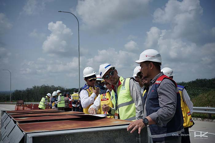 Tim dari Kementerian PUPR, Kementerian Perhubungan, dan Korlantas Polri saat melaksanakan uji laik fungsi Tol Bangkinang-XIII Koto Kampar jelang dibuka Presiden Joko Widodo, baru-baru ini.