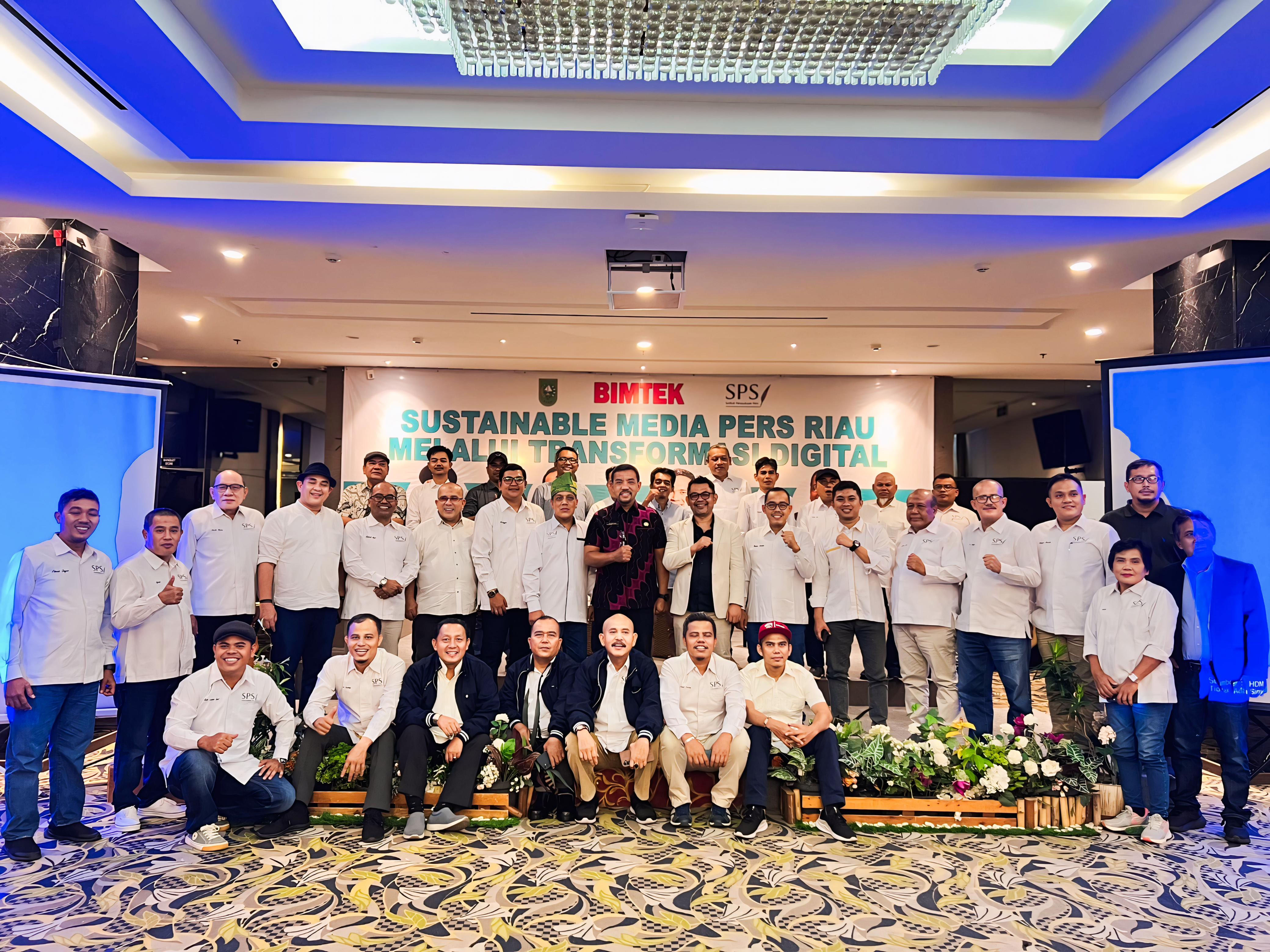 Peserta Bimtek SPS foto bersama di Hotel Sahid, Batam