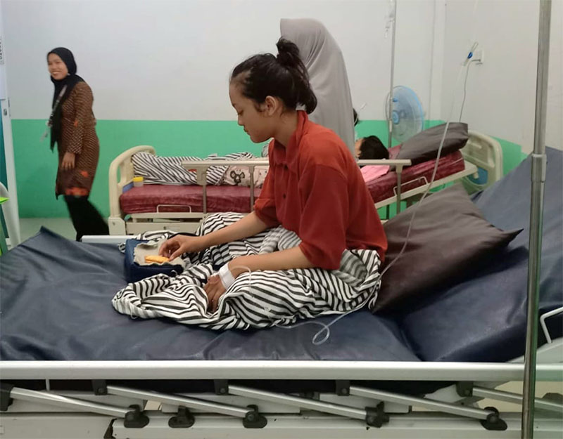 Cici, murid SDN 05 Dwi Tunggal Kecamatan Rangsang, Kepulauan Meranti, diduga mengalami keracunan, Rabu (29/5/2024), mendapat perawatan intensif di puskemas terdekat.