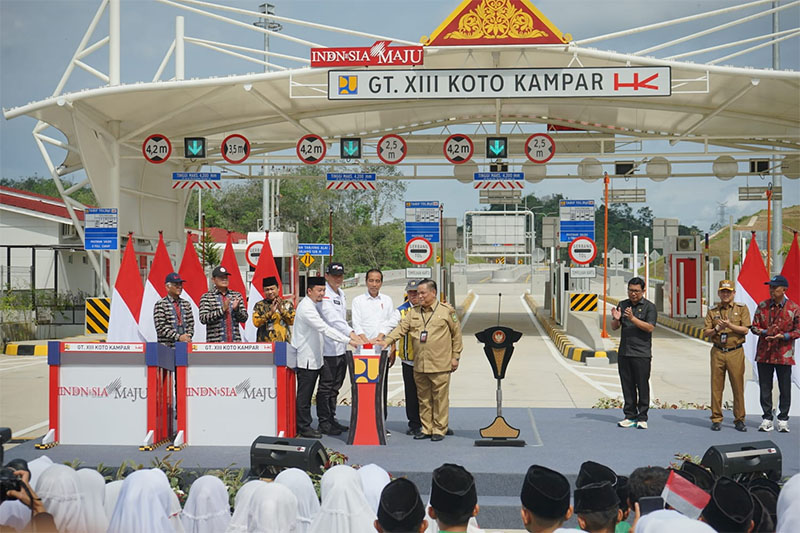 Menteri ATR/BPN Agus Harimurti Yudhoyono turut menekan tombol sirine peresmian tol Pekanbaru-XIII Koto Kampar bersama Presiden Jokowi.