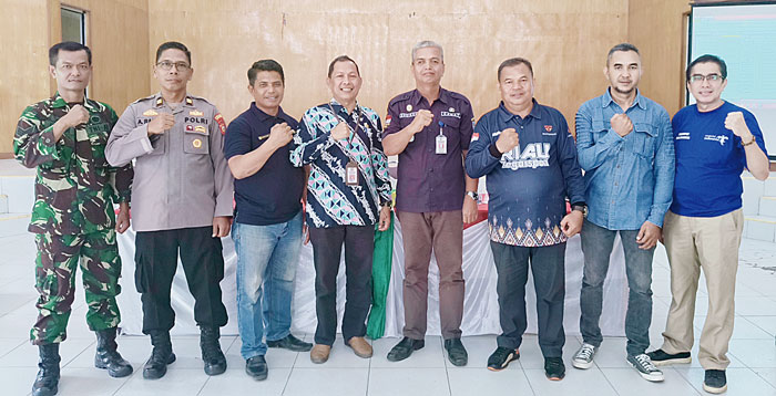 Kadis Pariwisata Kuansing Azhar foto bersama dengan Camat Gunung Toar Erdison serta Ketua Panitia Pacu Jalur Kecamatan Gunung Toar Martias usai pencabutan undian, Kamis (31/5/2024).