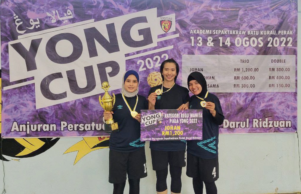 Sutini (kanan) bersama Florensia Cristy (tengah) dan Haida Jafri saat memperkuat klub Malaysia dan meraih juara dalam sebuah kejuaraan di Kuala Lumpur, belum lama ini.