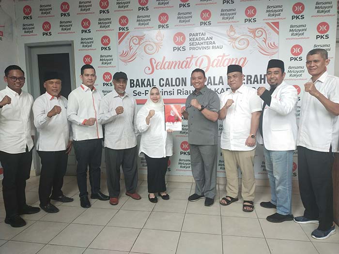 Bakal calon bupati dan wabup (Kasmarni-H Muhammad Rafee) foto bersama pengurus DPW PKS Riau usai menggelar pertemuan dan silaturahmi di Kantor DPW PKS Riau, Pekanbaru, Kamis (30/5/2024).