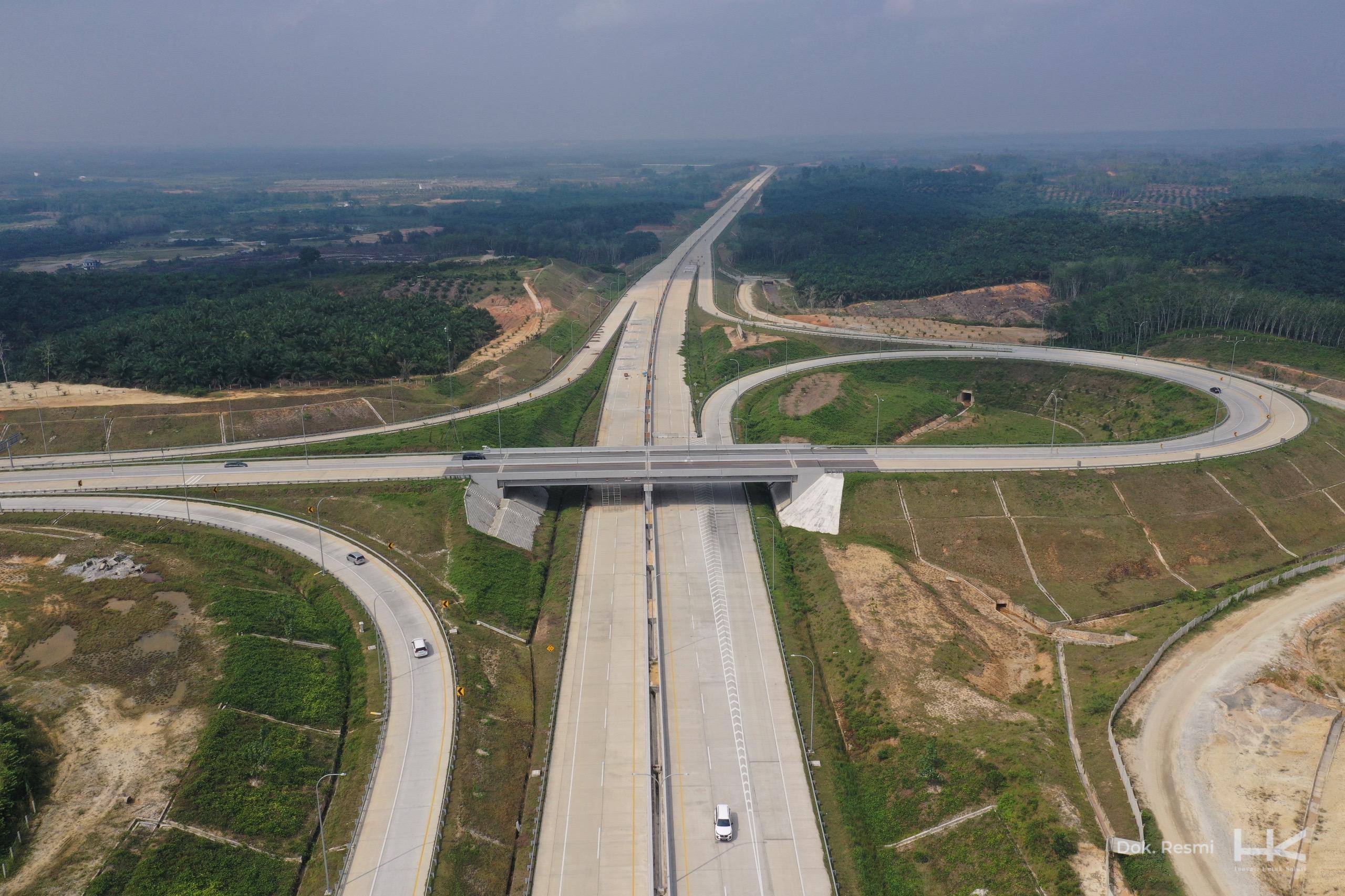 Ruas Jalan Tol Bangkinang-Koto Kampar terlihat dari udara, menghubungkan Tol Pekanbaru-Bangkinang bagian dari Jalan Tol Pekanbaru-Padang sudah bisa dilewati mulai Jumat (31/5/2024) siang.