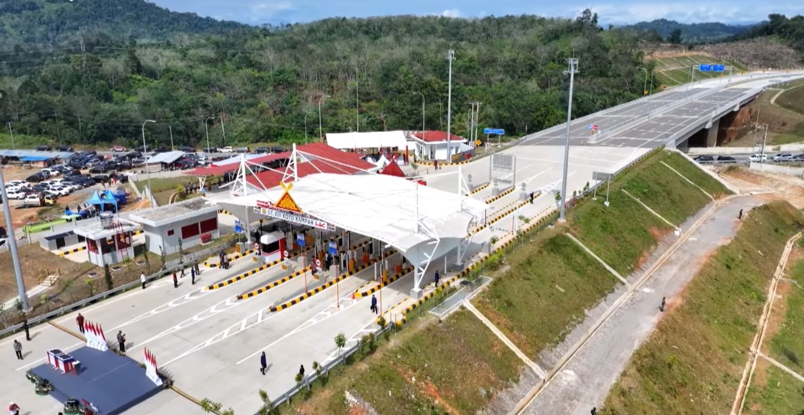 Jalan Tol Bangkinang-Pangkalan tahap 1 Bangkinang-Koto Kampar yang merupakan bagian Jalan Tol Pekanbaru-Padang diresmikan Presiden Jokowi di GT XIII Koto Kampar, Riau, Jumat (31/5/2024).