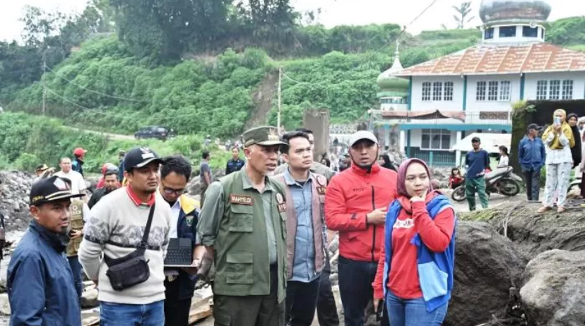 Gubernur Simbar Mahyeldi meminta masyarakatnya untuk menjauhi daerah aliran sungai yang bermuara dari Gunung Marapi.
