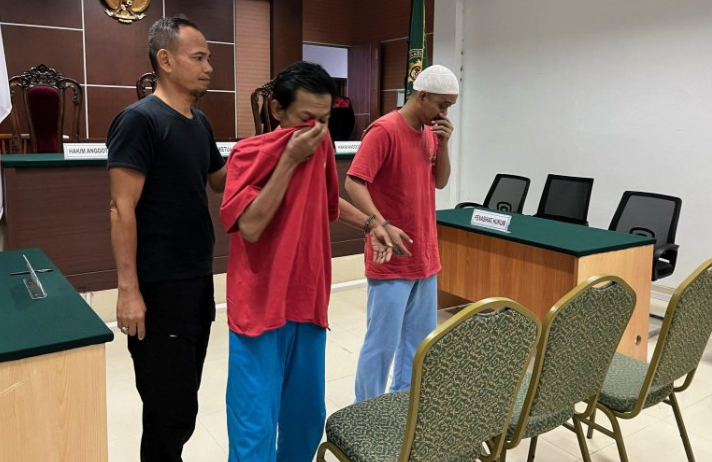 Dua terdakwa kasus narkotika usai menjalani sidang di PN Batam, Kamis (30/5).